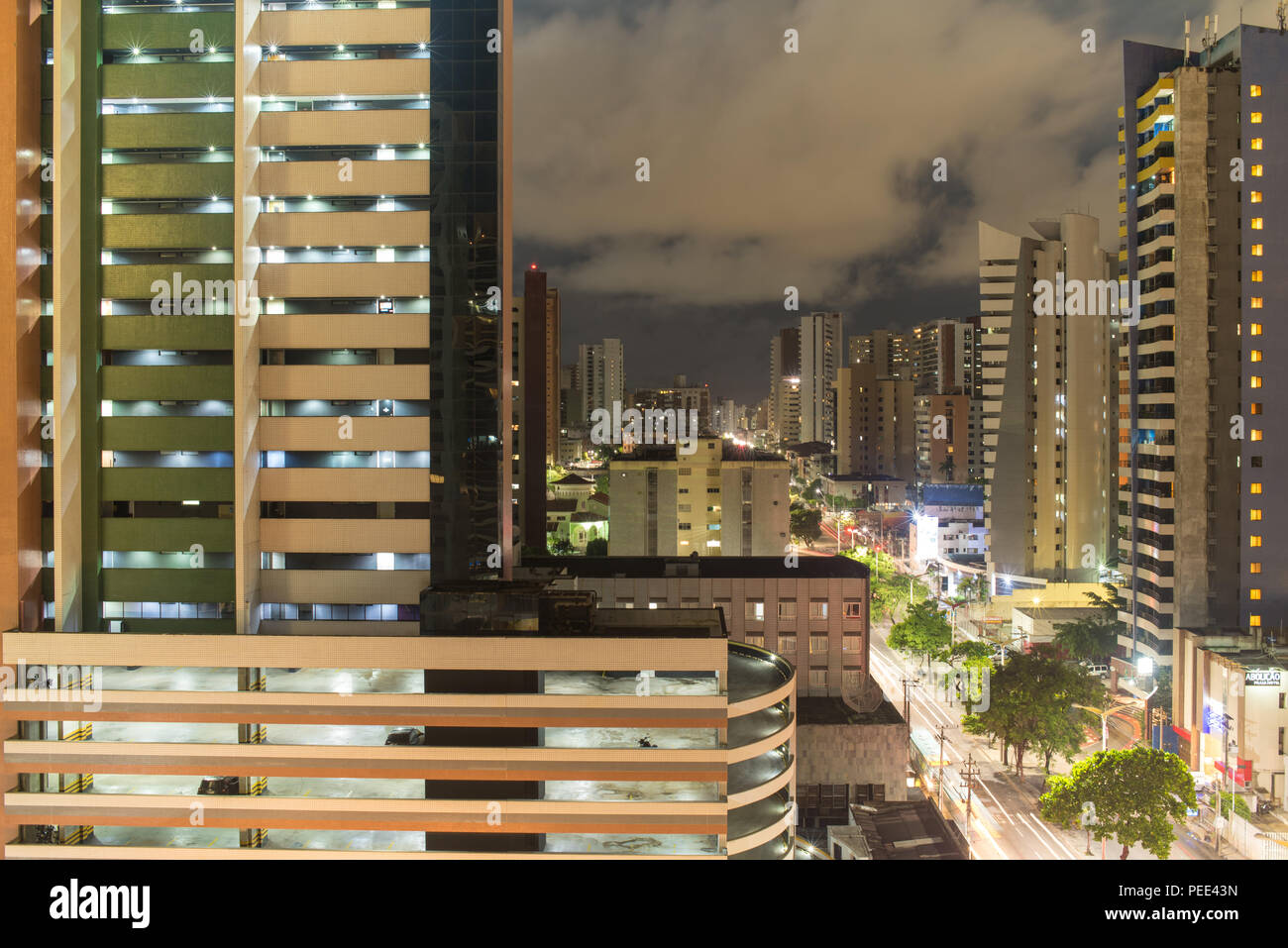 FORTALEZA, Brasil - March 1, 2018: la calle por la noche Abolicao, Estado de Ceará, ciudad del noreste de Brasil . Foto de stock