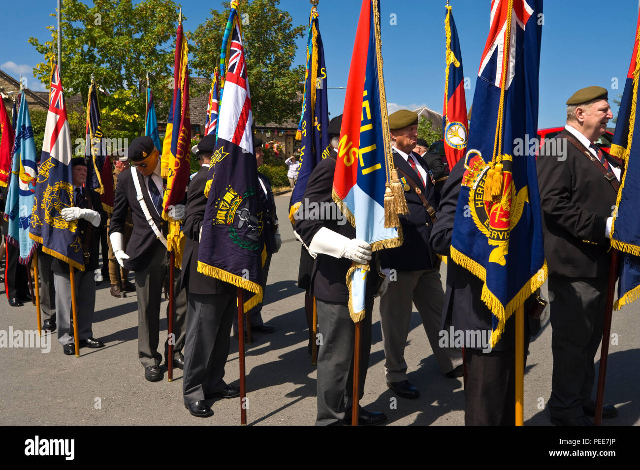 Guerra mundial un evento conmemorativo desfile de las normas militares en heno-on-Wye Gales Powys UK Foto de stock