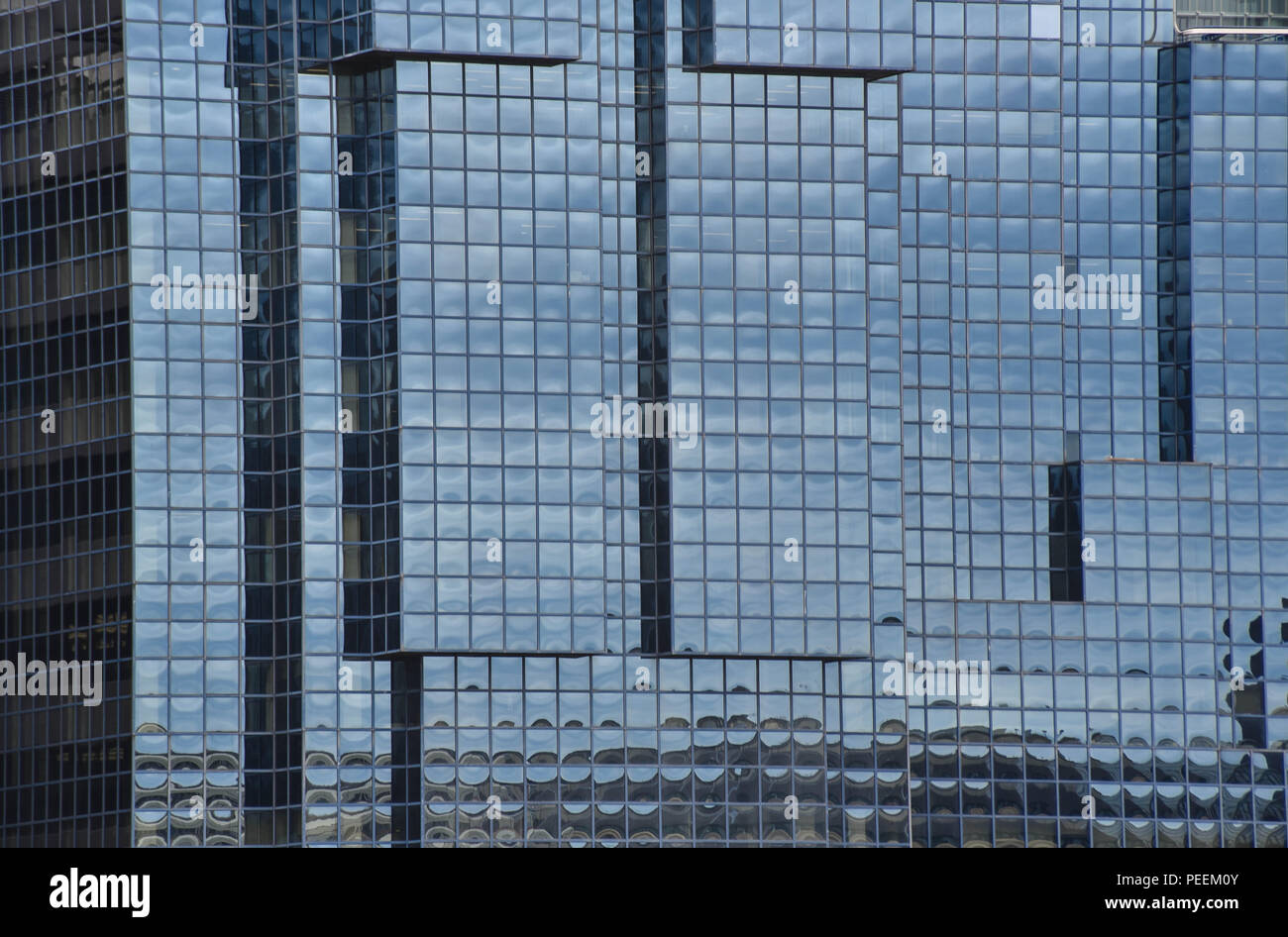 Torres de cristal azul reflectante luz abstracta Foto de stock