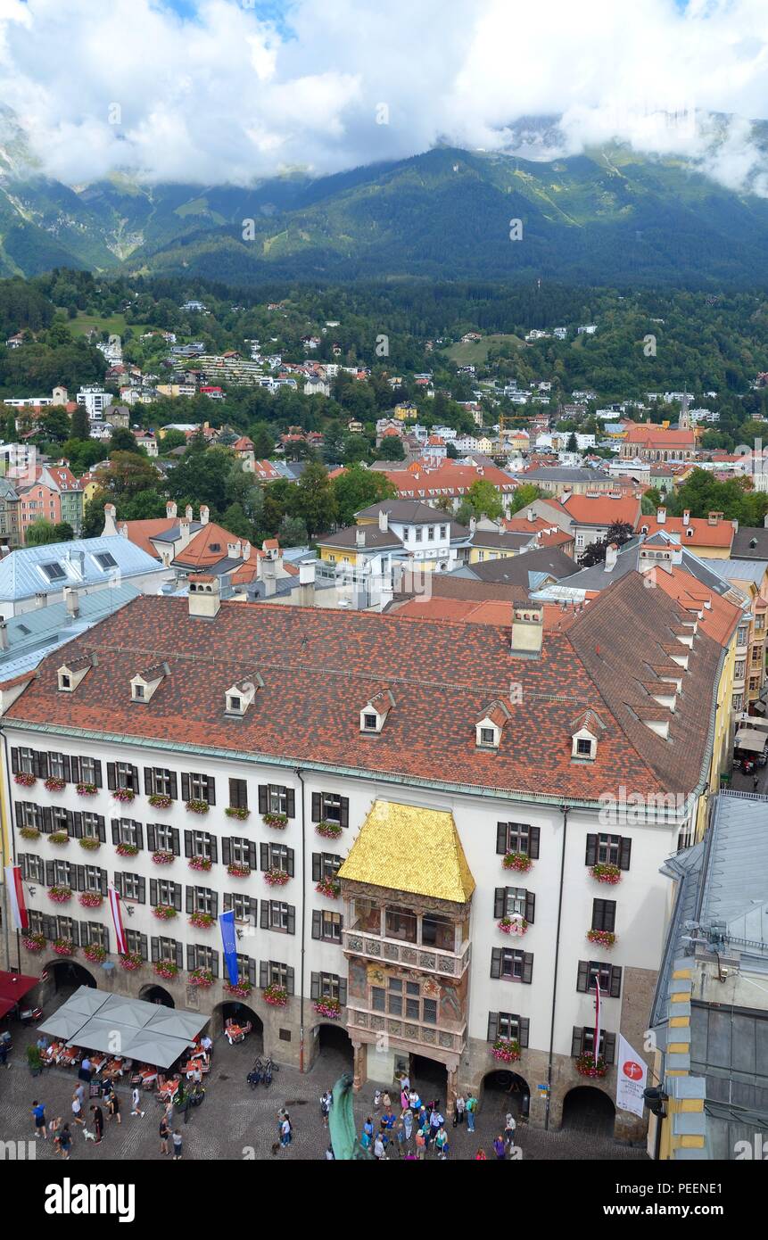 Innsbruck, Die Hauptstadt Tirols, Österreich (Austria): Blick vom "Stadtturm" auf die Altstadt mit dem Goldenen Dachl Foto de stock