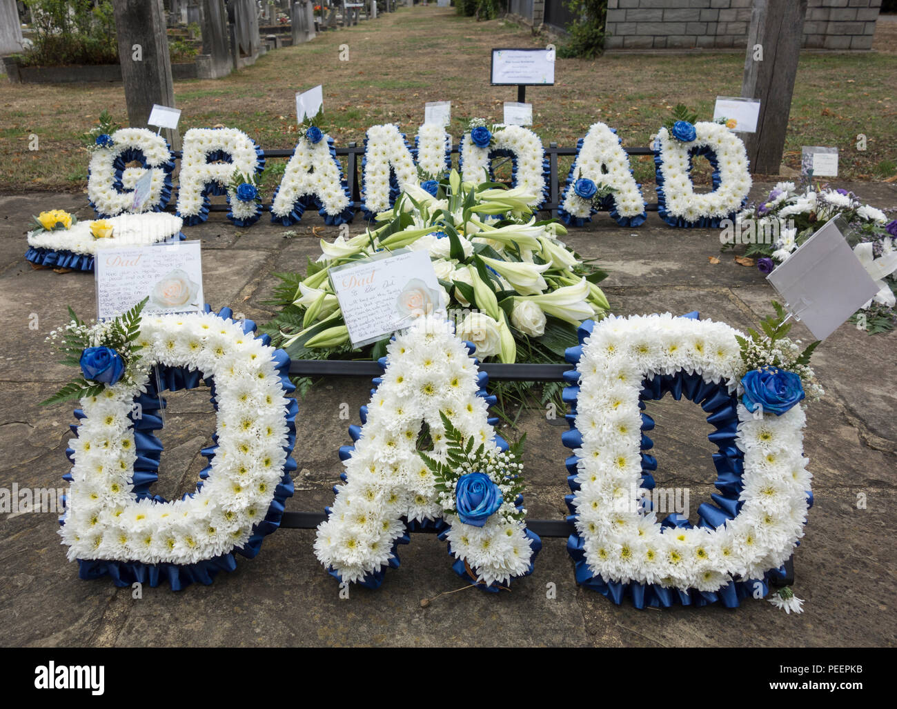 Corona de homenaje funeral de papá y abuelo fuera de los crematorios en Londres, Inglaterra, Reino Unido Foto de stock