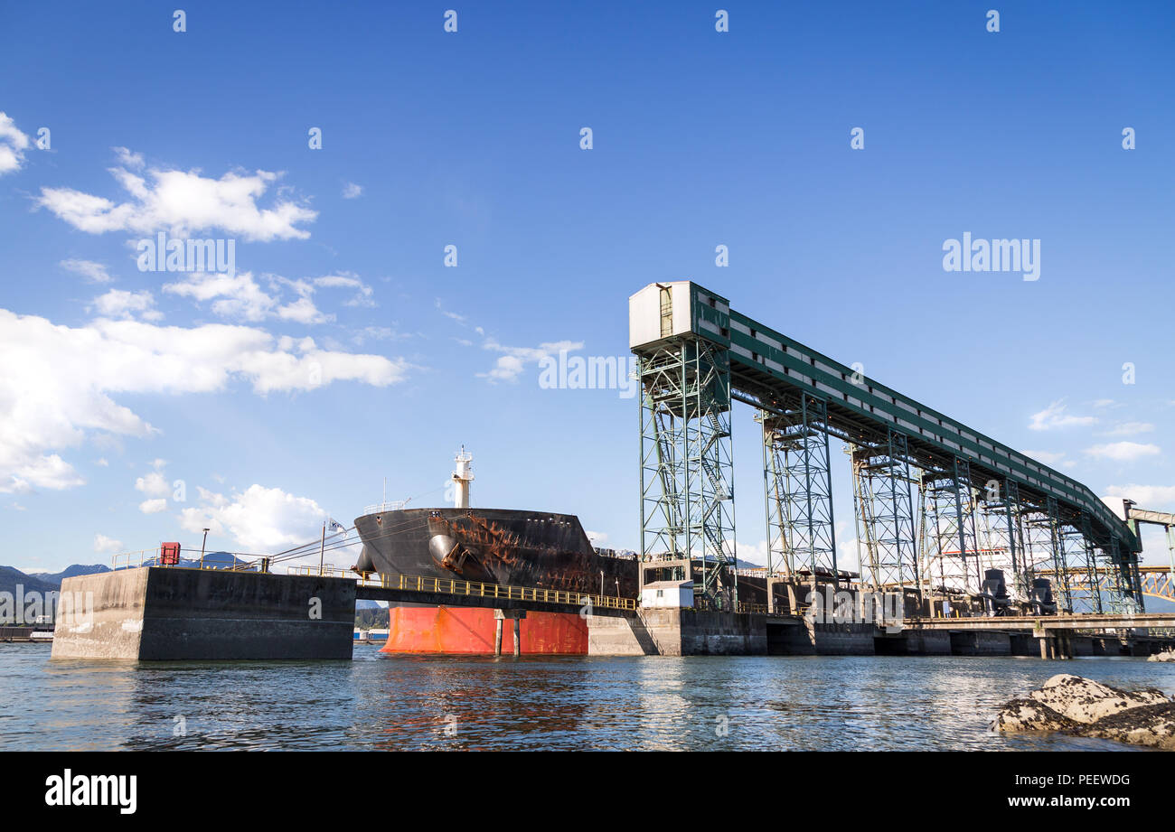 Gran carguero estacionado en una terminal de granos en Vancouver. Foto de stock