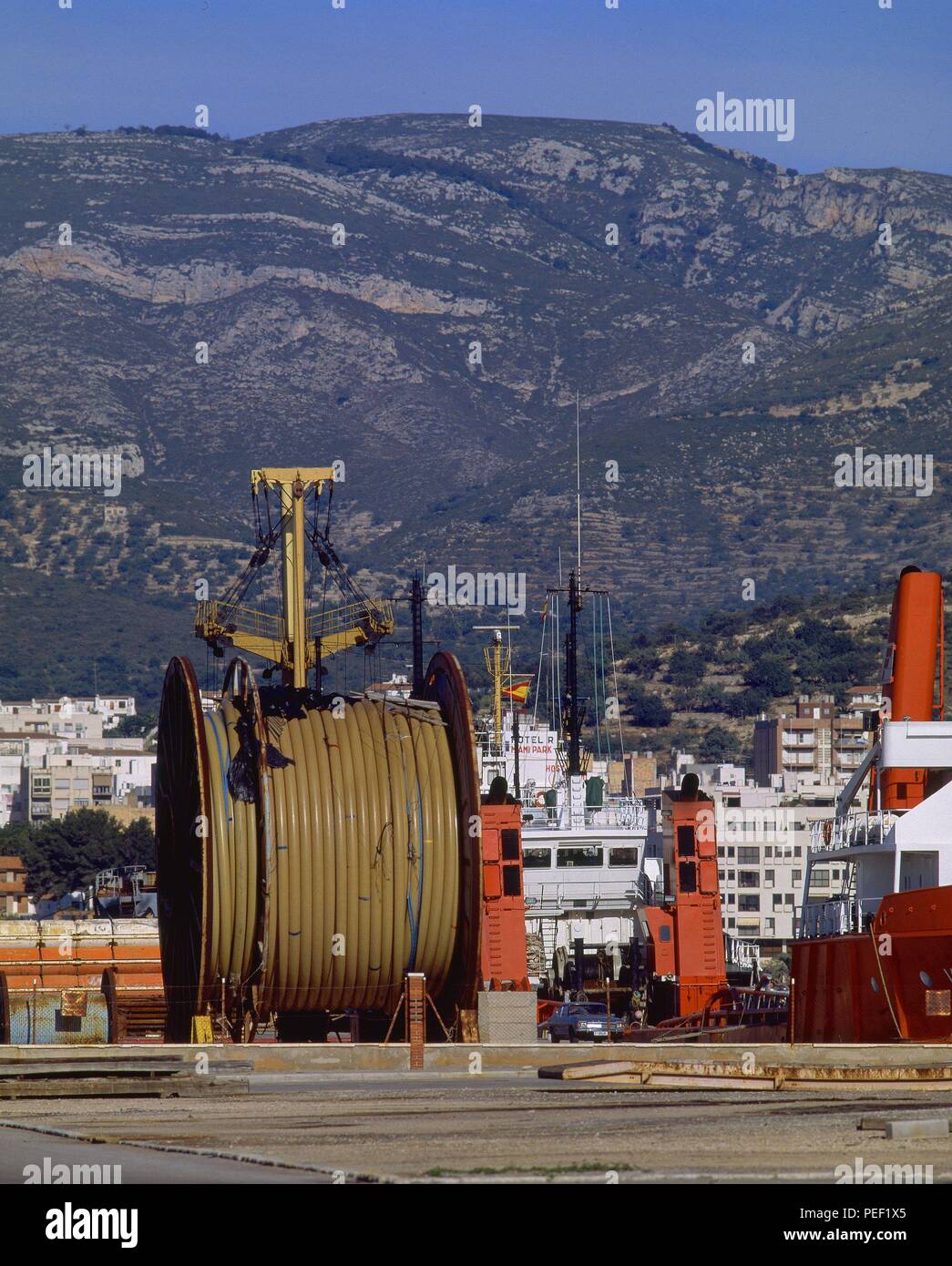 La zona del puerto-GRUAS Y AL FONDO MONTAÑA DEL MONTSIÁ. Ubicación: exterior, Tarragona, España. Foto de stock