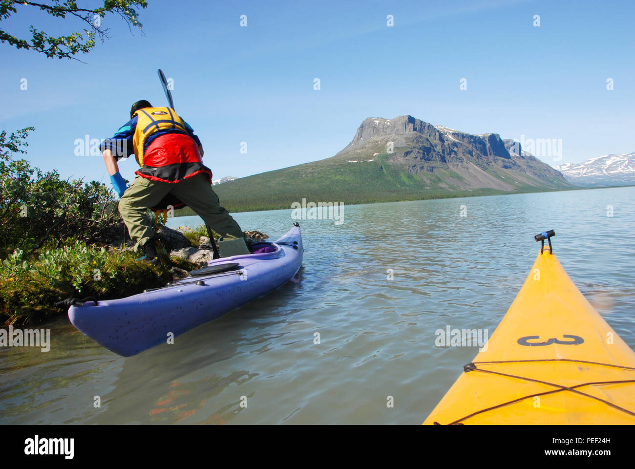La belleza de Laponia desierto -el kayak en el lago Laitaure Foto de stock