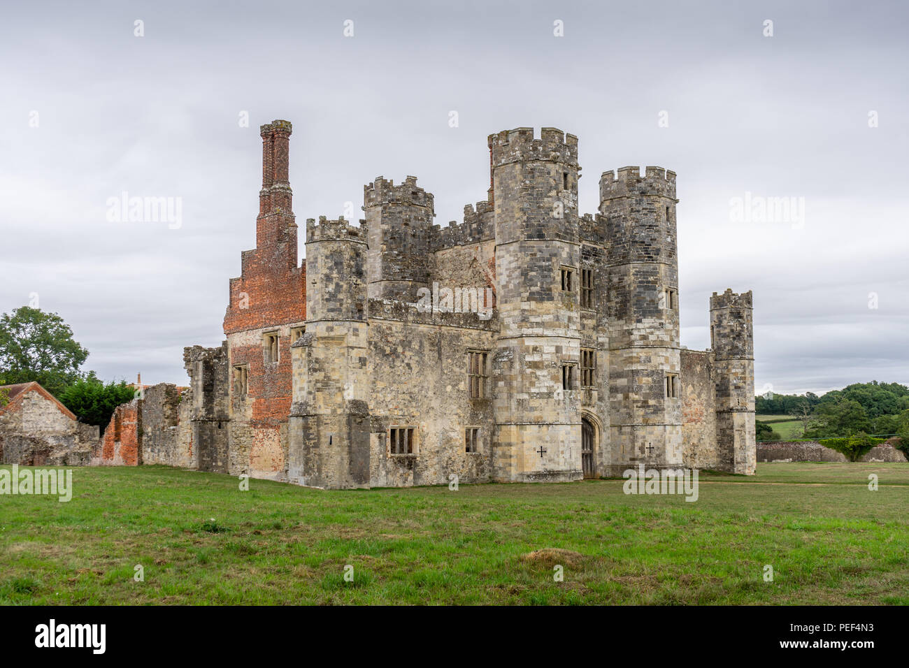 Los restos de la Abadía de Titchfield medieval rodeado por la campiña de Hampshire, sitio del Patrimonio Inglés, Titchfield, Hampshire, Inglaterra, Reino Unido. Foto de stock