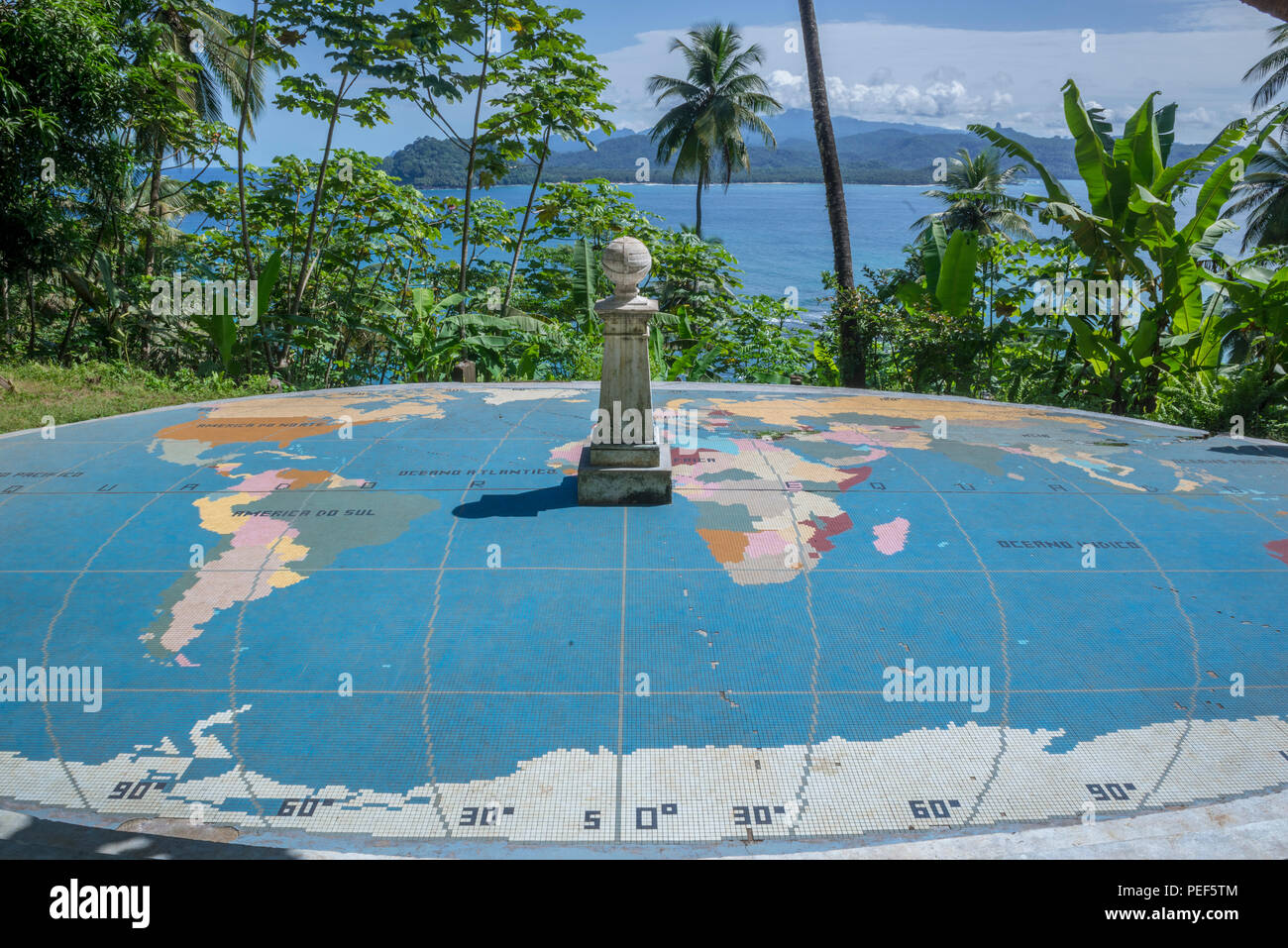 Mapa del mundo mosaico marca la ubicación exacta de los paralelismos cero y Ecuador, Rólas, Santo Tomé y Príncipe Foto de stock