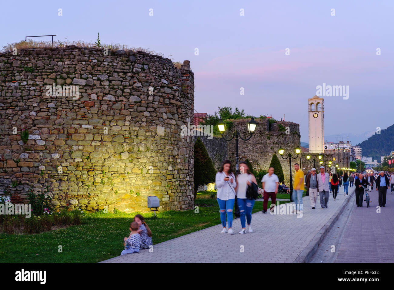 Muralla de la fortaleza y la torre del reloj, el anochecer, Elbasan (Albania) Foto de stock
