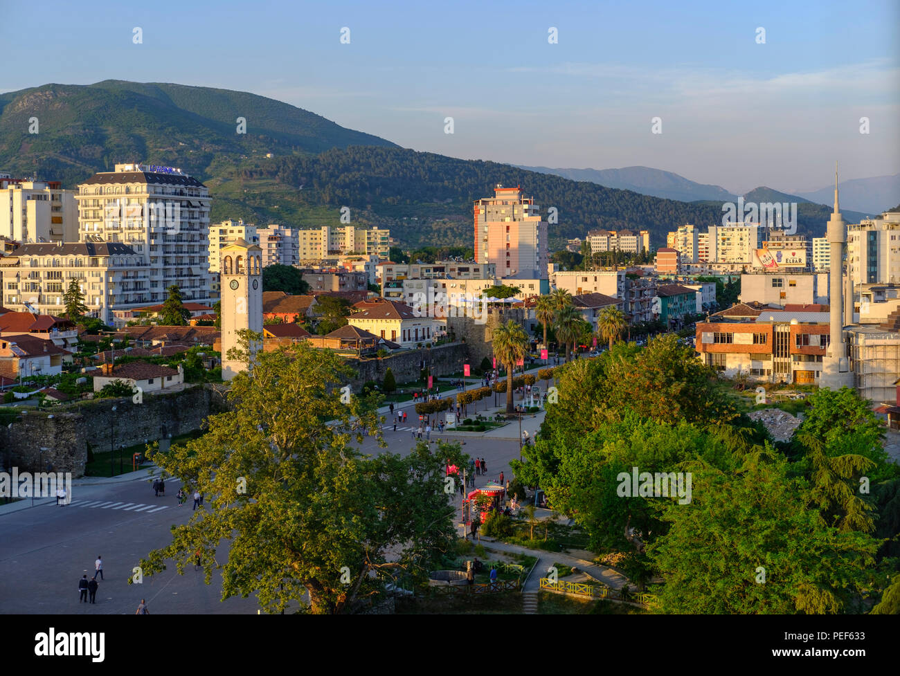Muralla de la fortaleza y la torre del reloj, Elbasan (Albania) Foto de stock