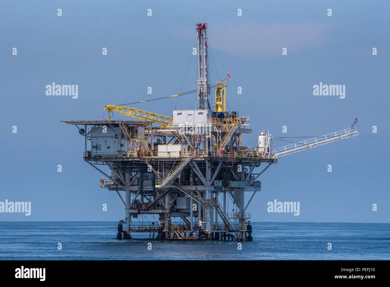 Plataforma petrolífera Gina sobresale entre el continente y la Isla Anacapa el 14 de agosto de 2018, en California, Estados Unidos. Foto de stock