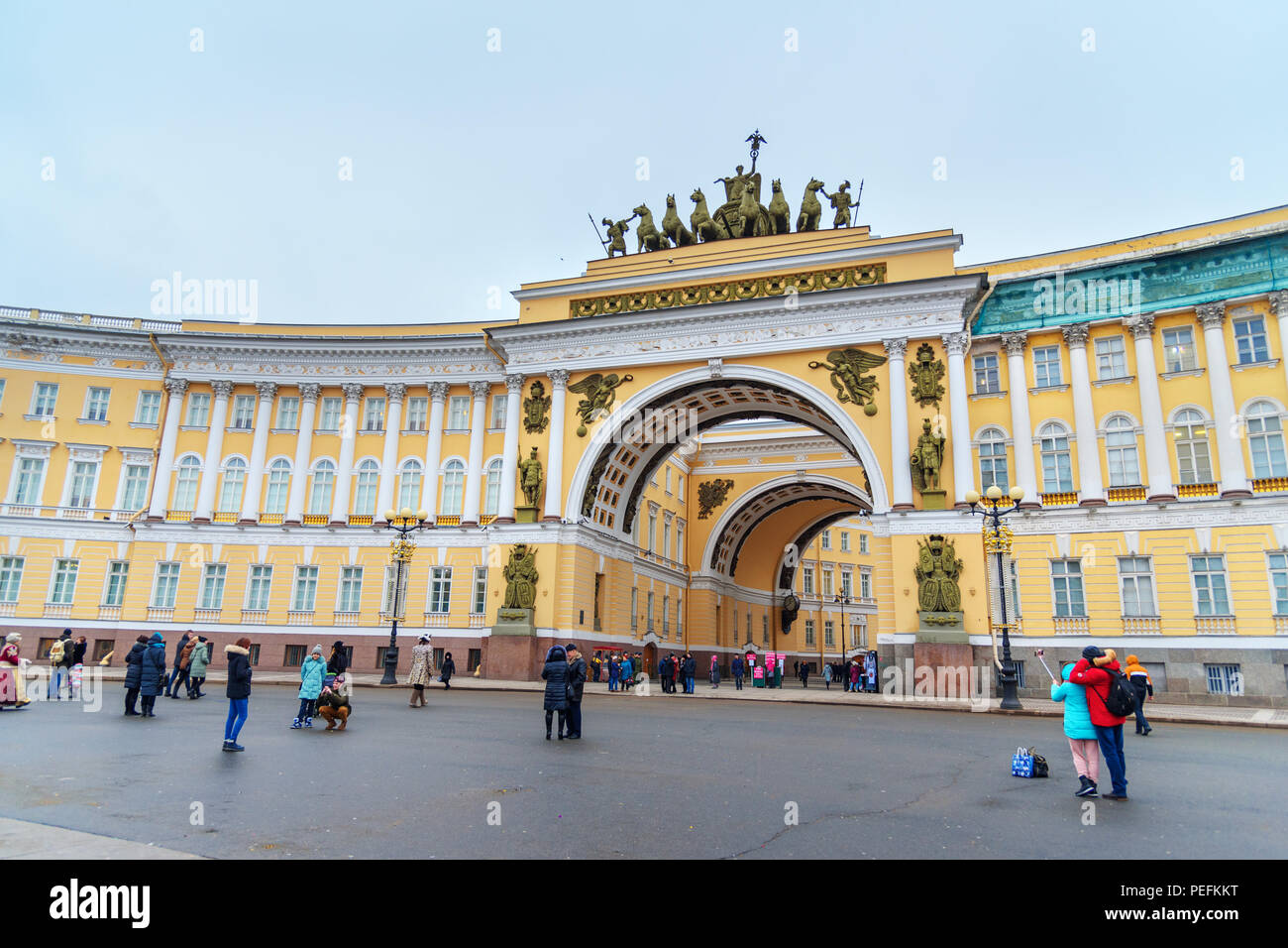 San Petersburgo, Rusia - 3 de enero de 2018: Arco del personal general del edificio. Vista desde la plaza del palacio Foto de stock