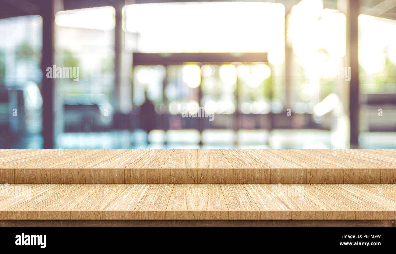 Paso vacía mesa de madera blanca con desenfoque PASILLO pasillo en el edificio de oficinas con luz bokeh a fondo, el modelo de plantilla para la visualización de la desi Foto de stock