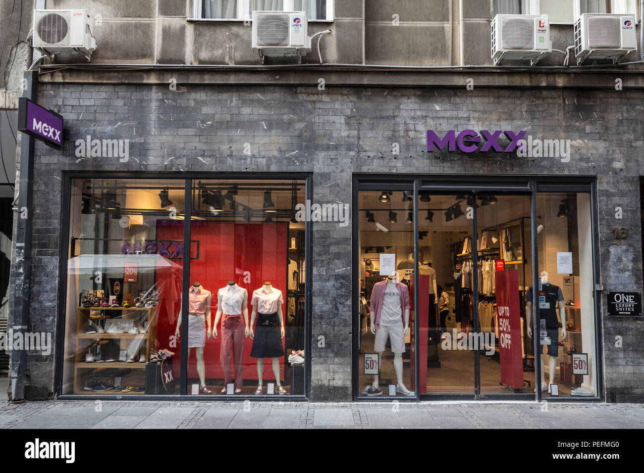 Belgrado, Serbia - Agosto 14, 2018: Mexx logotipo en su tienda principal  para Serbia. Mexx Holandés es un distribuidor de ropa de moda para hombres  y mujeres propagación mundo Fotografía de stock - Alamy