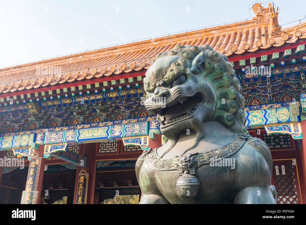 Estatua de león de bronce en el Palacio de Verano, Beijing Foto de stock