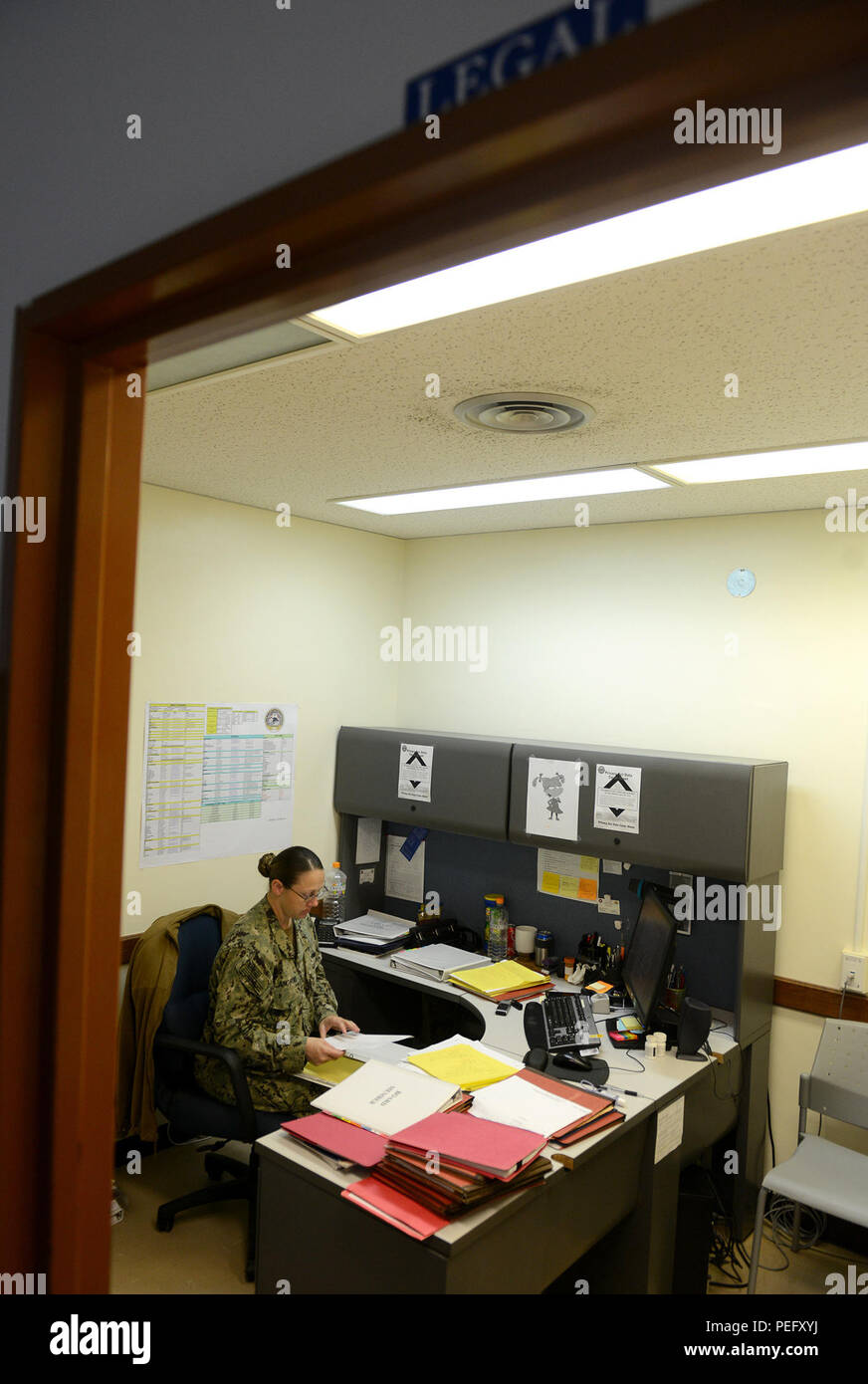 150813-N-SD120-001 OKINAWA, Japón (Agosto 8, 2015) 1ª clase Legalman Stacey Langford, desde Coolidge, Arizona, compila los trámites judiciales para móvil de Construcción Naval (Batallón NMCB) 5. Legalman Langford es el único en el batallón. Ella sirve como asesor jurídico del comandante y proporciona servicios jurídicos para los 600 Seabees en la propagación a través del Pacífico en 18 lugares diferentes. 5 NMCB está desplegada actualmente en Japón y varios países de la zona del Pacífico de operaciones la realización de operaciones de construcción y proyectos de ayuda humanitaria. (Ee.Uu. Navy photo by Mass Communica Foto de stock