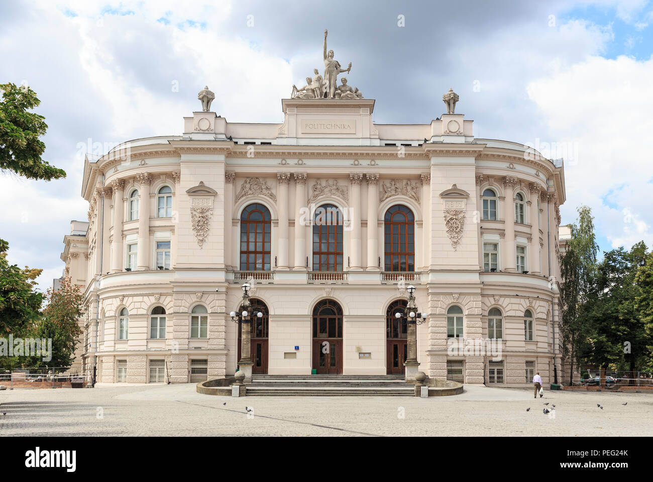 Edificio principal de la Universidad de Tecnología de Varsovia ( Politechnika Warszawska)construido según el diseño de Stefan Szyller en 1901 Foto de stock