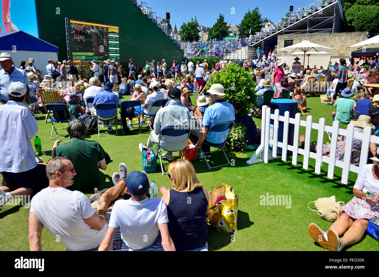 Devonshire Park Lawn Tennis Club, Eastbourne, Inglaterra. Las multitudes en los terrenos del centro viendo la acción judicial en una pantalla grande Foto de stock