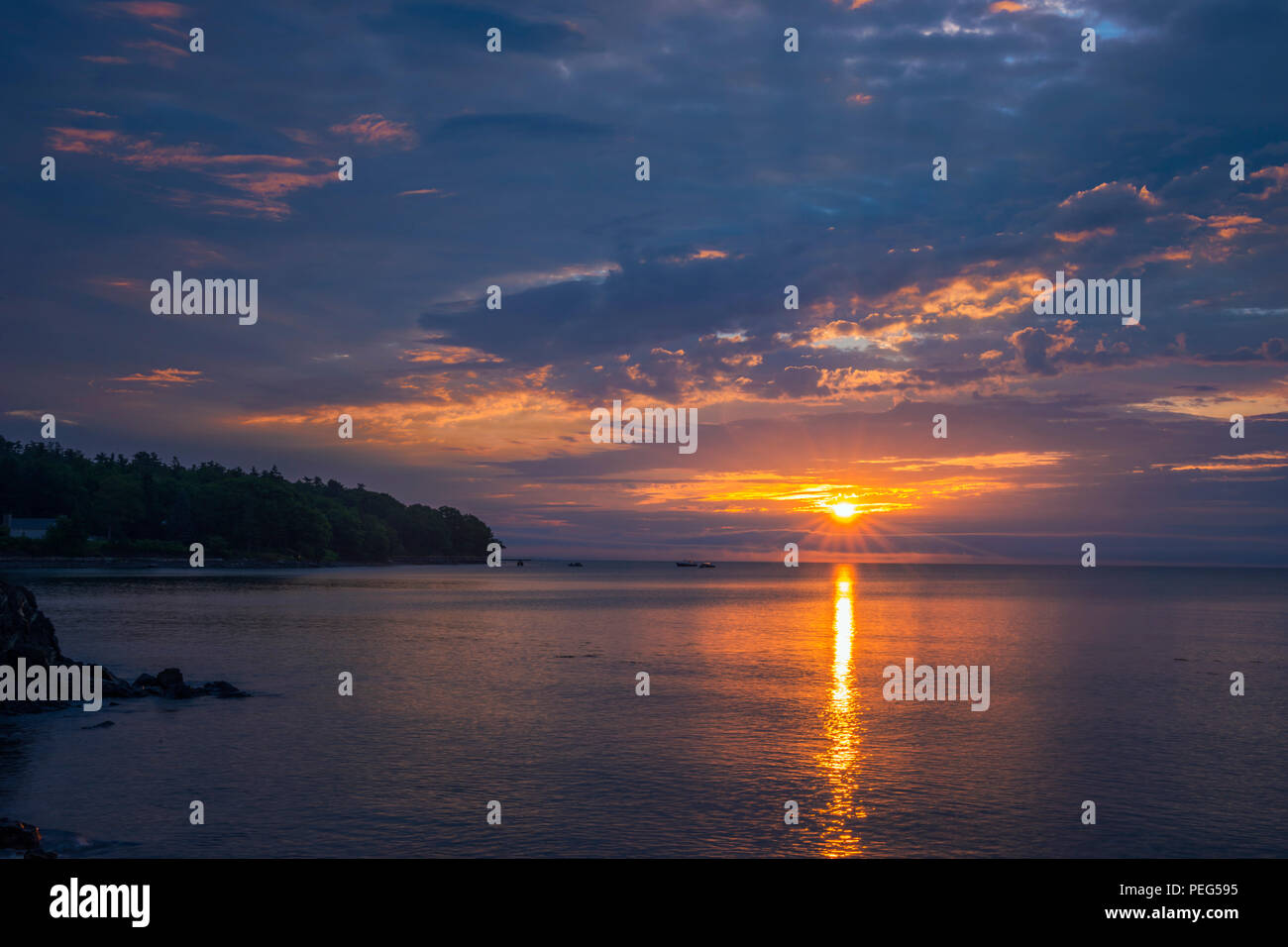 Amanecer en el mar Foto de stock