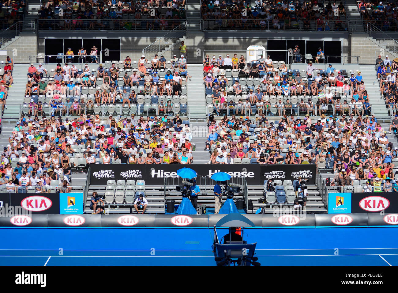 Las personas aclaman a los jugadores de tenis en el Abierto de Australia, Melbourne. Foto de stock
