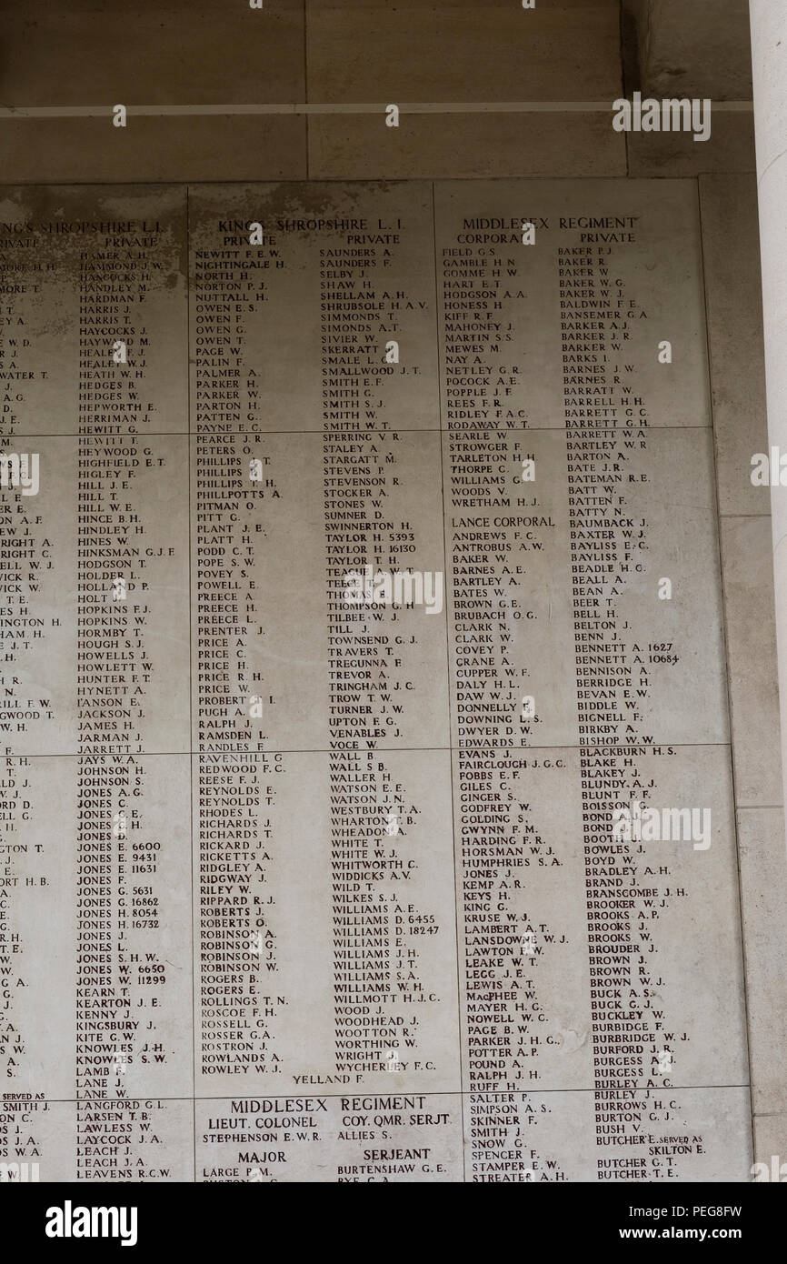 Las listas de soldados que murieron en Ypres principales el Menin Gate Memorial incluyendo reyes Shropshire y Middlesex Regimiento de Infantería Ligera Foto de stock