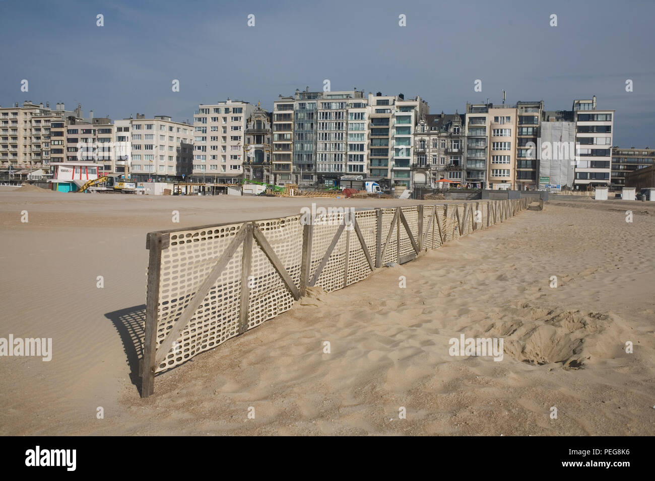 Principal playa de Ostende por Albert I Promenade con valla de madera Foto de stock