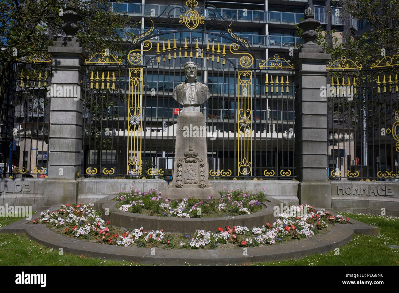 Monumento al Primer Ministro belga Auguste Beernaert en Marie Jose square Foto de stock