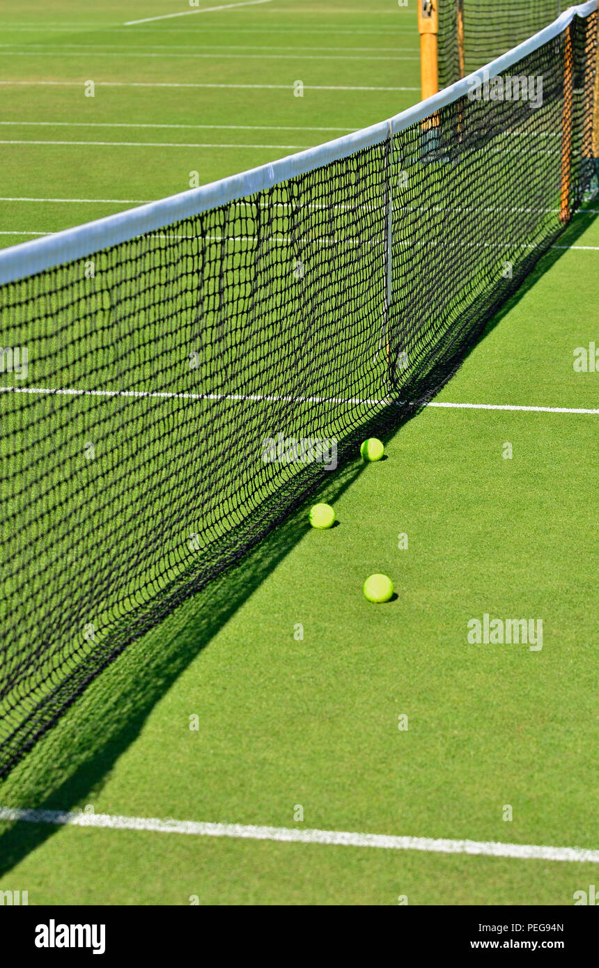 Pista de Tenis de Hierba - pelotas de tenis y net (Devonshire Park, Eastbourne) Foto de stock