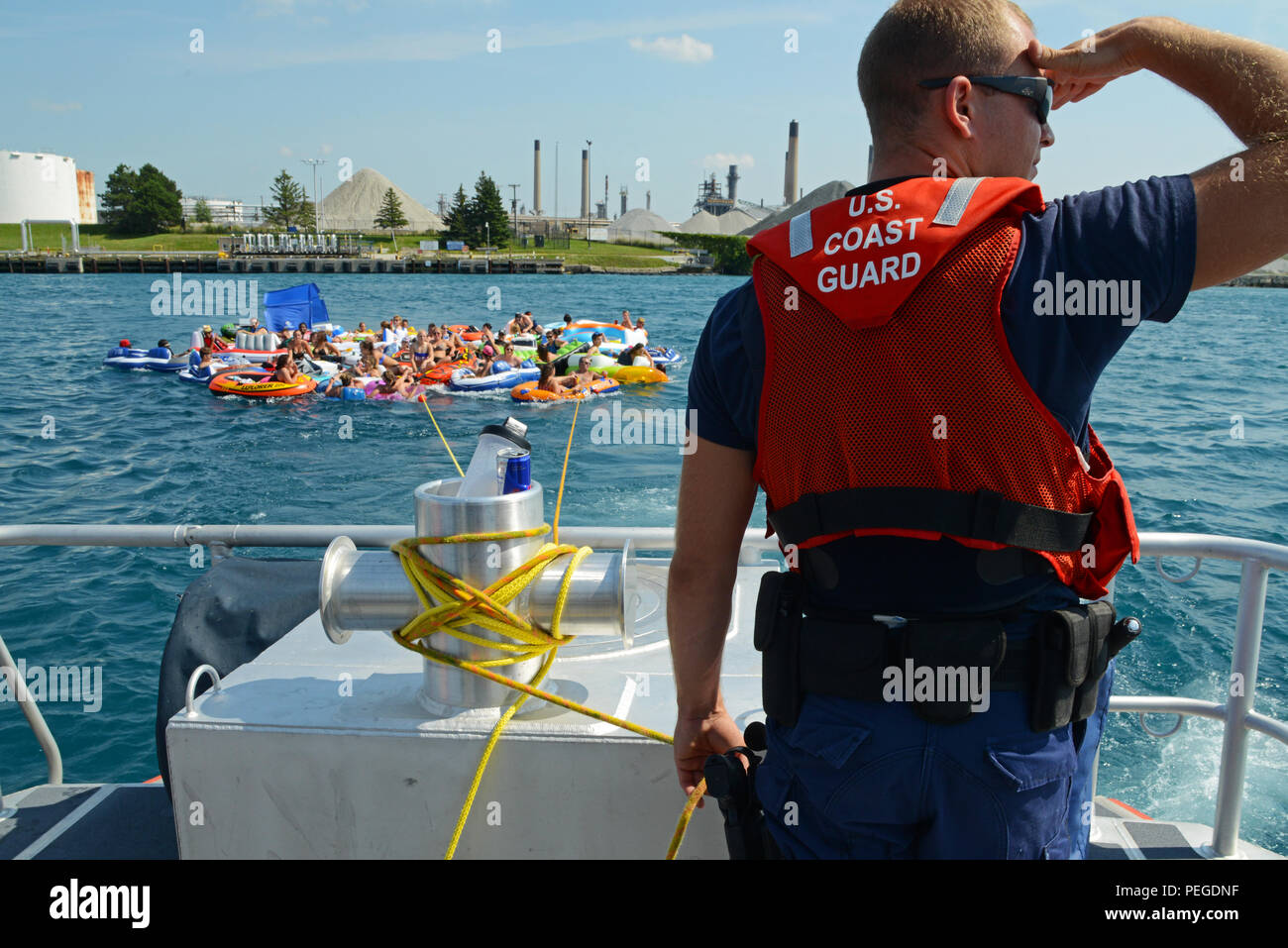 Marinero Alexander Berggren de Coast Guard Station Port Huron, Michigan,  relojes para personas luchando en la flota como un guardacostas remolca a  decenas de personas a bordo de balsas inflables cruzando el