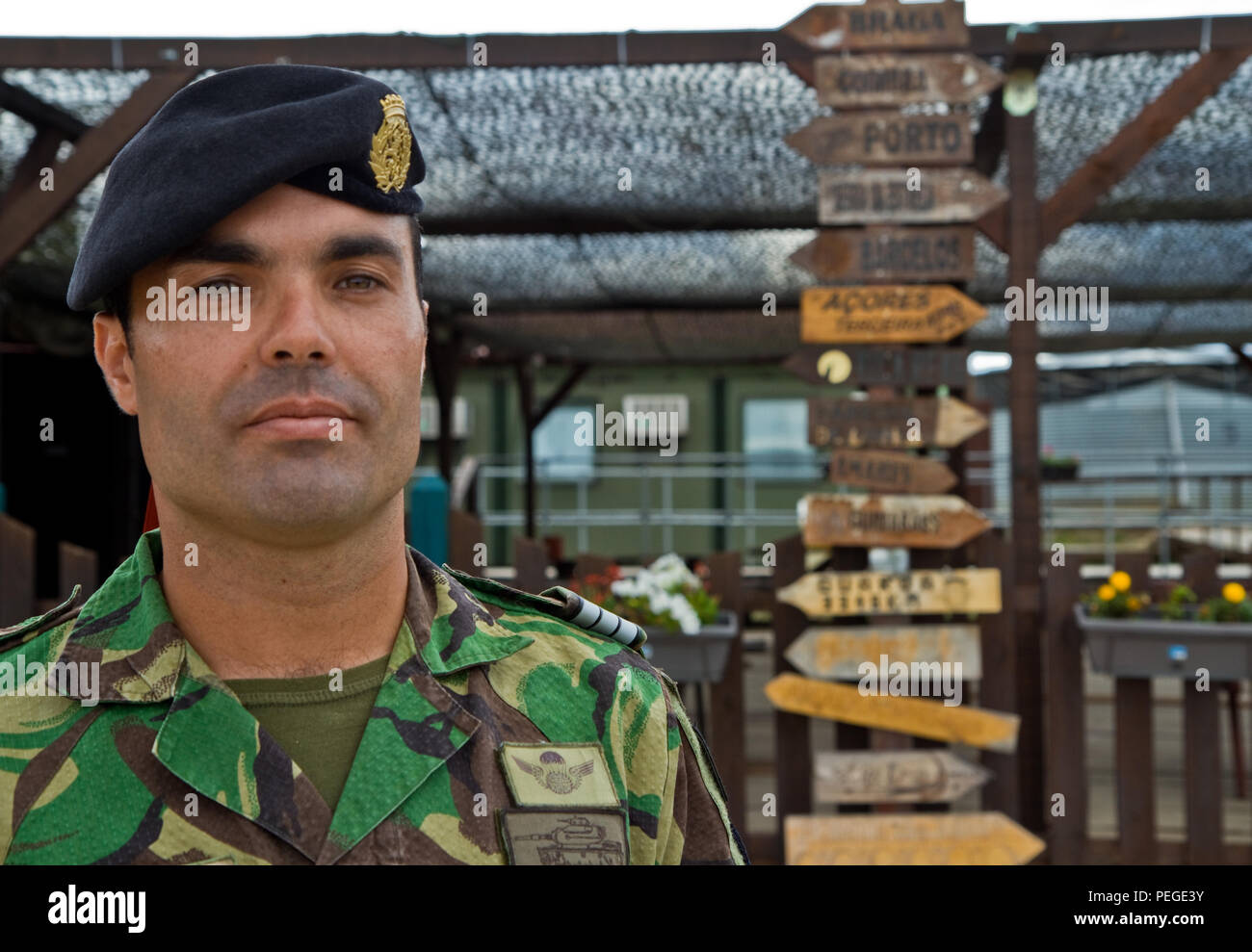 "Yo estaba desplegado en Kosovo en 2009, y desde entonces ha cambiado mucho. No sé exactamente por qué este lugar ha cambiado, pero que supongo que porque la interacción positiva de todos los habitantes han tenido con otras naciones; quizás estamos influyendo en ellos. Cada país tiene su propia cultura y cómo se hacen las cosas. Creo que todos los países son interesantes, y me gusta poder interactuar y aprender cosas nuevas. La experiencia de aprender de otros países es muy importante. Sin embargo, mientras que las barreras del idioma, puede ser difícil, el café es el mismo en casi todos los idiomas; todo el mundo le gusta el café, s Foto de stock