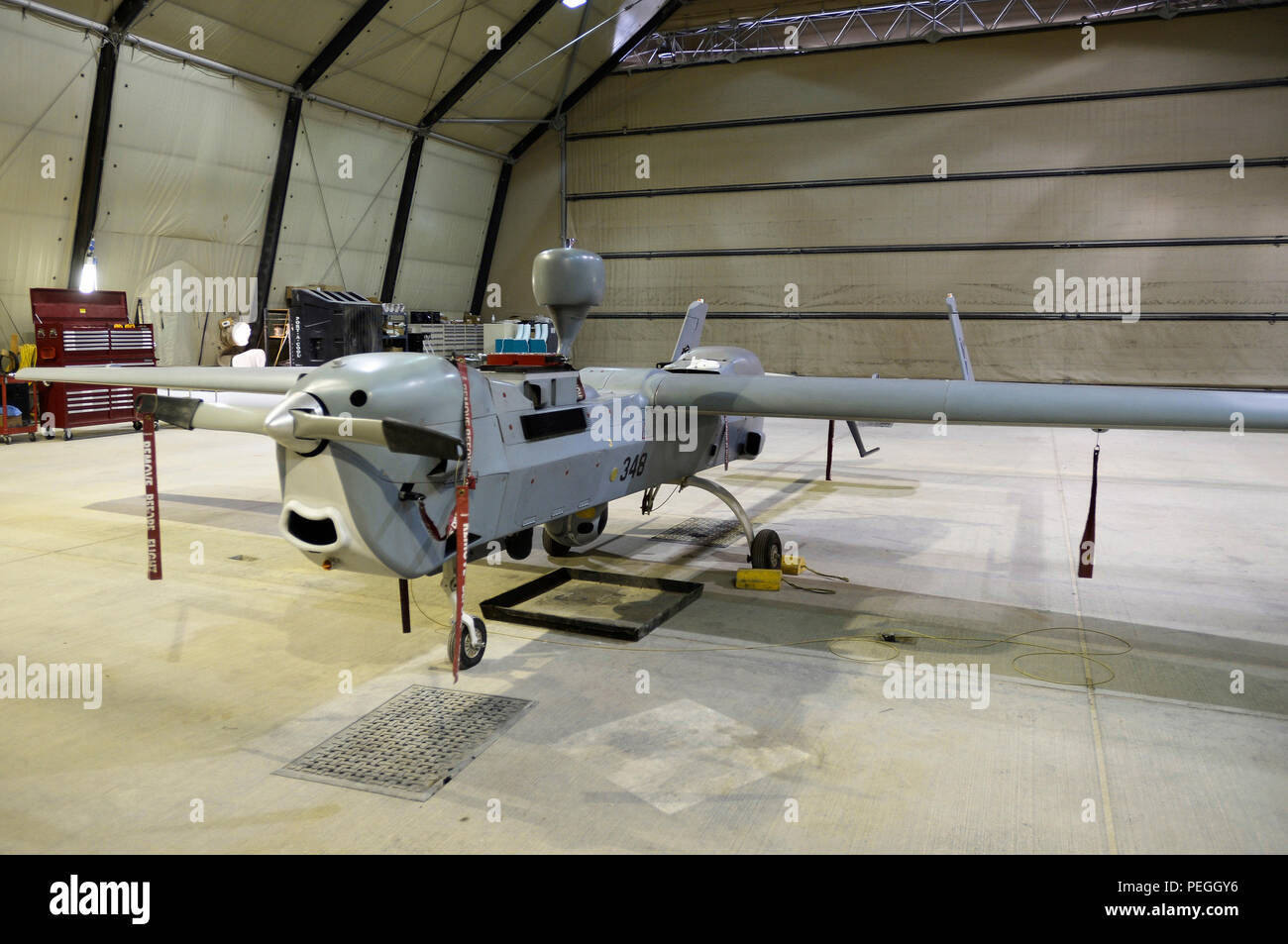 Aeródromo de Kandahar, Afganistán (Ago. 6, 2015) UN MQ-5B Hunter está dispuesta en una cabeza de cobre (copperhead) Task Force Tactical Vehículo Aéreo No Tripulado desapego hangar en el Aeródromo de Kandahar. El MQ-5B es un multi-misión UAV equipado con radar de apertura sintética en miniatura, o cabeza de cobre (copperhead) sistema para detectar artefactos explosivos improvisados con gran éxito en Afganistán para la coalición y las fuerzas de seguridad afganas. (Ee.Uu. Foto de la Marina por el teniente Kristine Volk/liberado) Foto de stock