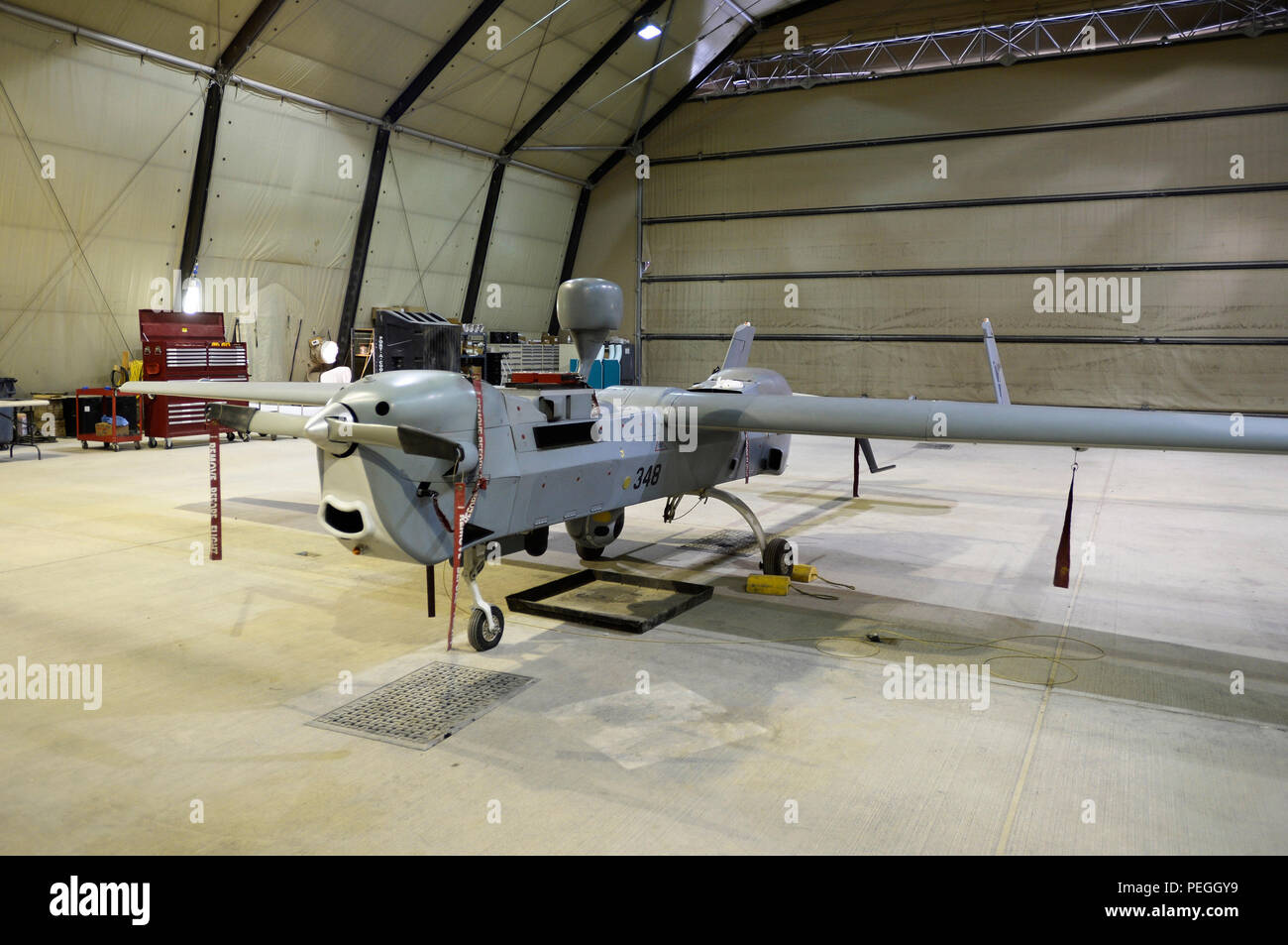 Aeródromo de Kandahar, Afganistán (Ago. 6, 2015) UN MQ-5B Hunter está dispuesta en una cabeza de cobre (copperhead) Task Force Tactical Vehículo Aéreo No Tripulado desapego hangar en el Aeródromo de Kandahar. El MQ-5B es un multi-misión UAV equipado con radar de apertura sintética en miniatura, o cabeza de cobre (copperhead) sistema para detectar artefactos explosivos improvisados con gran éxito en Afganistán para la coalición y las fuerzas de seguridad afganas. (Ee.Uu. Foto de la Marina por el teniente Kristine Volk/liberado) Foto de stock