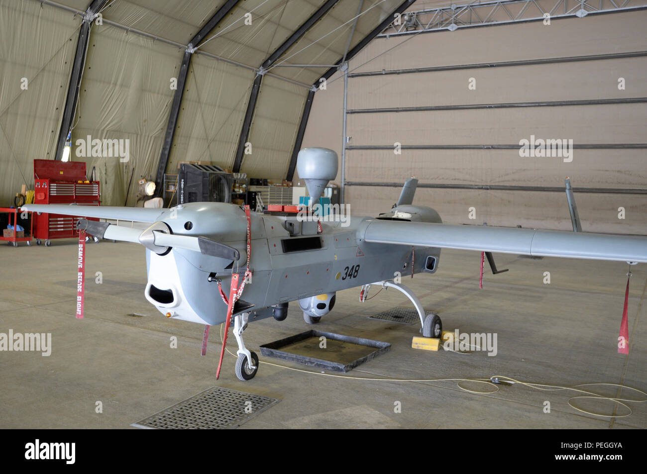 Aeródromo de Kandahar, Afganistán (Ago. 6, 2015) UN MQ-5B Hunter está dispuesta en una cabeza de cobre (copperhead) Task Force Tactical Vehículo Aéreo No Tripulado desapego hangar en el Aeródromo de Kandahar. El MQ-5B es un multi-misión UAV equipado con radar de apertura sintética en miniatura, o cabeza de cobre (copperhead) sistema para detectar artefactos explosivos improvisados con gran éxito en Afganistán para la coalición y las fuerzas de seguridad afganas. (Ee.Uu. Foto de la Marina por el teniente Kristine Volk/liberado) Foto de stock