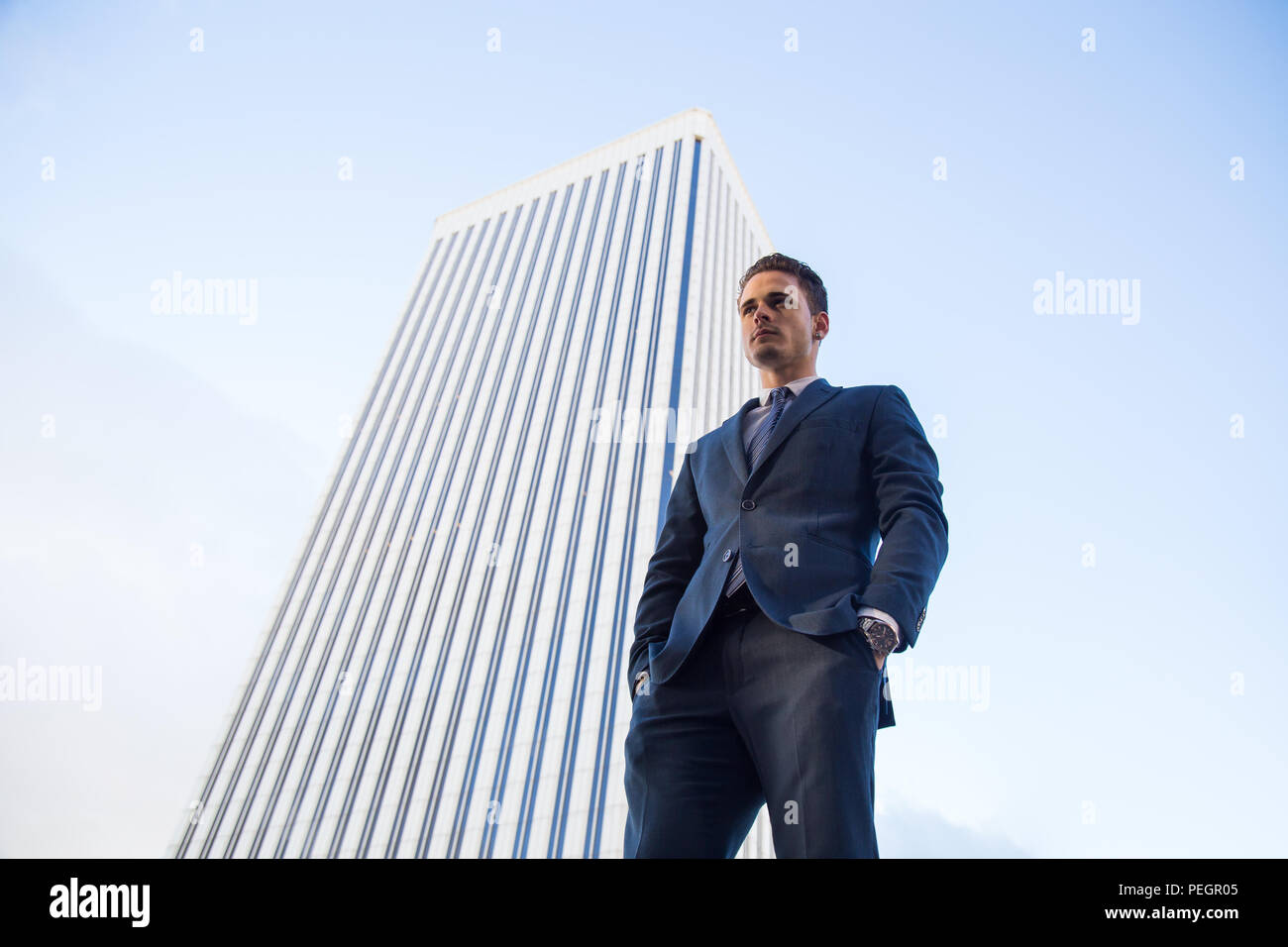 Hombre elegante wolk en la calle. El frío del invierno outfit. Gran  chaqueta con zapatillas blancas. Antecedentes Blured street. Foto modelo  profecional Fotografía de stock - Alamy