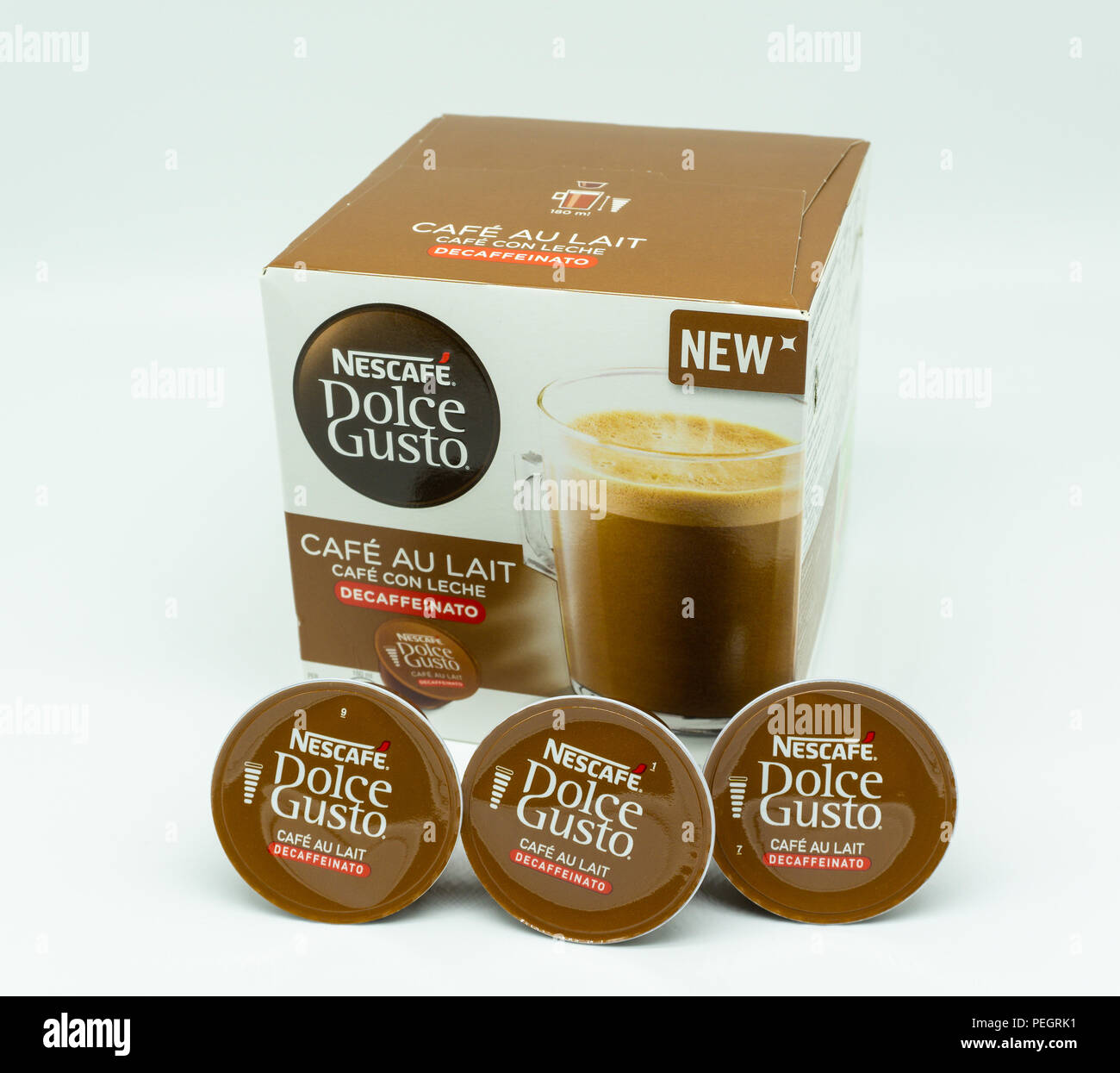 Largs, Escocia, Reino Unido - 14 de agosto de 2018: tres pequeñas recargas  y caja exterior de cartón para el Nescafé' Dolce Gusto Cafeteras en un  blanco backgrop Fotografía de stock - Alamy