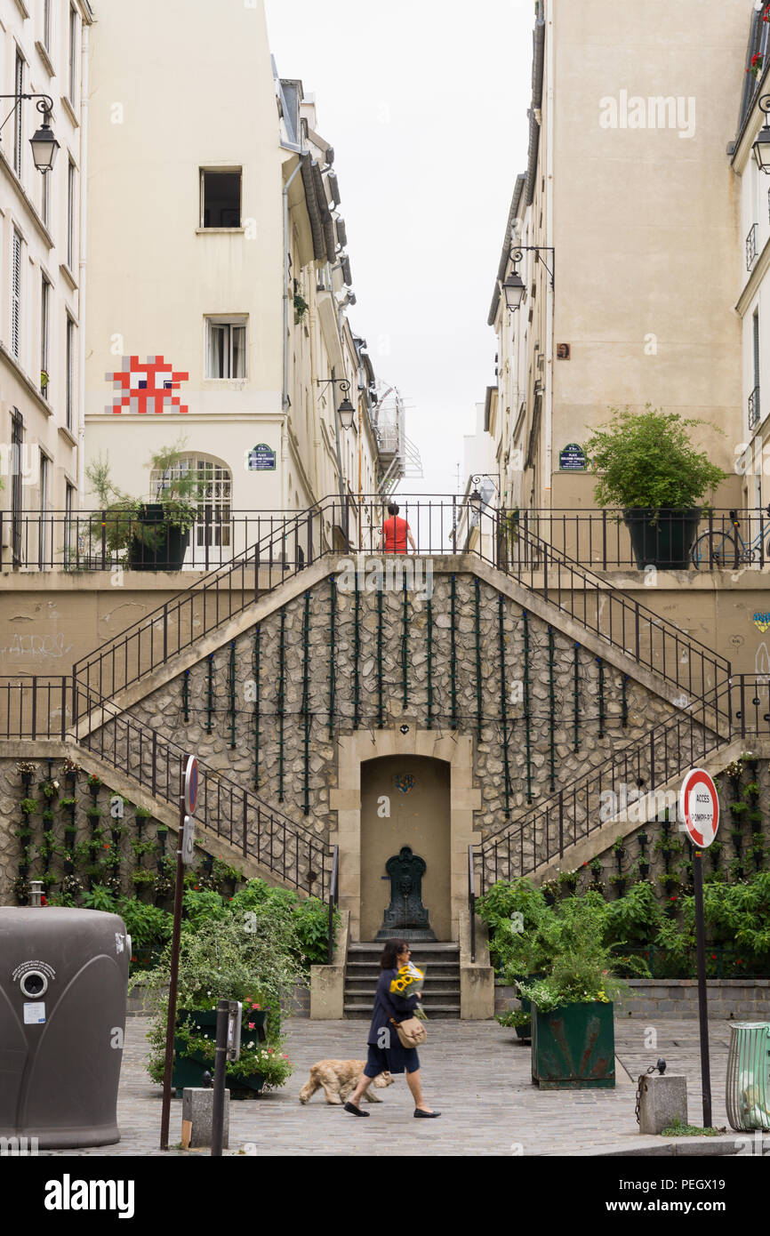La Escalier Végétalisé escalera en la Rue Rollin en el 5º arrondissement de París, Francia. El espacio invasor street art en la pared del edificio. Foto de stock