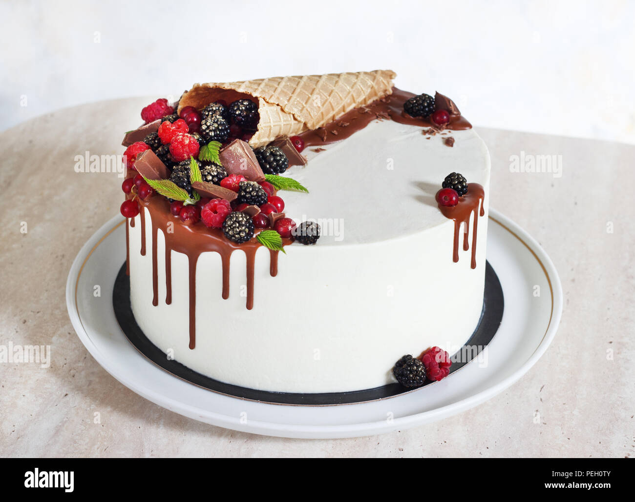 Torta navideña con chocolate y bayas en un waffle bocina Fotografía de  stock - Alamy