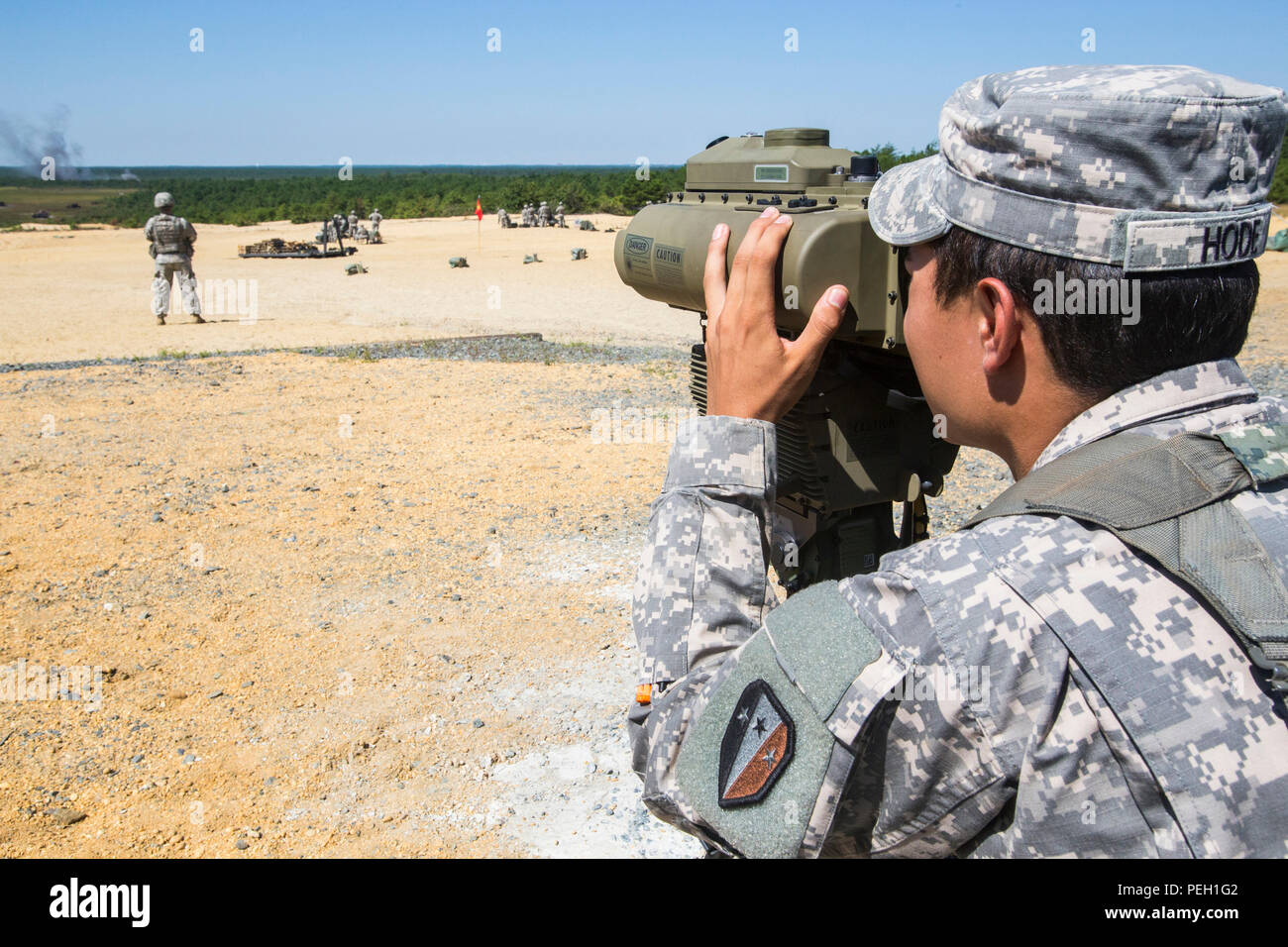 Cadete ROTC del Ejército Blaise Hode, 3-112ª de Artillería de Campo,  Guardia Nacional del Ejército de Nueva Jersey, determina el alcance y la  distancia usando un peso ligero designador Laser Telémetro durante