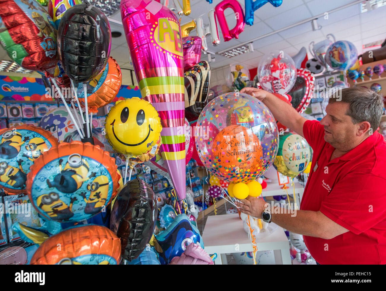 Zeulenroda, Alemania. 14 Aug, 2018. Propietario Sven Mlejnek ordena varios  globos en su especialidad shop 'Ballon-Paradies'. En esta singular tienda  en Turingia, puede elegir entre más de 2.000 diferentes globos. A petición