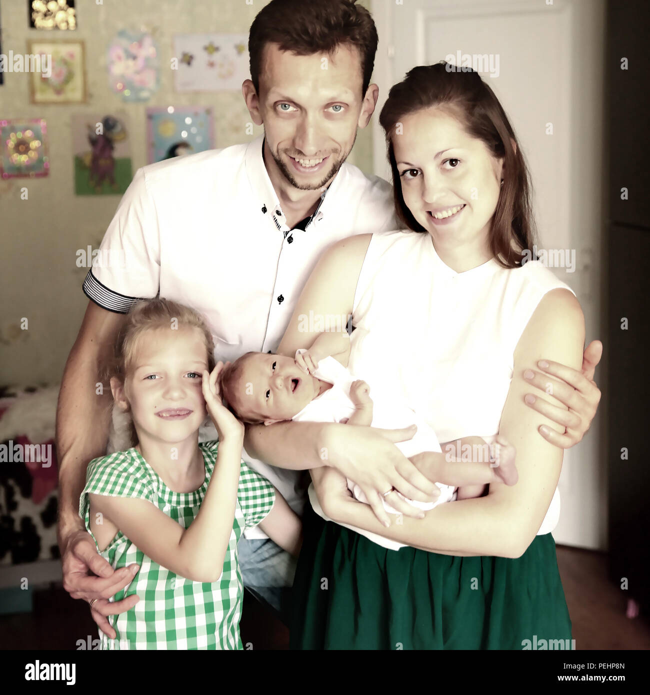 Papa Mama E Hija Con Un Bebe Recien Nacido Fotografia De Stock Alamy Papa Mama E Hija Con Un Bebe Recien Nacido Fotografia De Stock Alamy