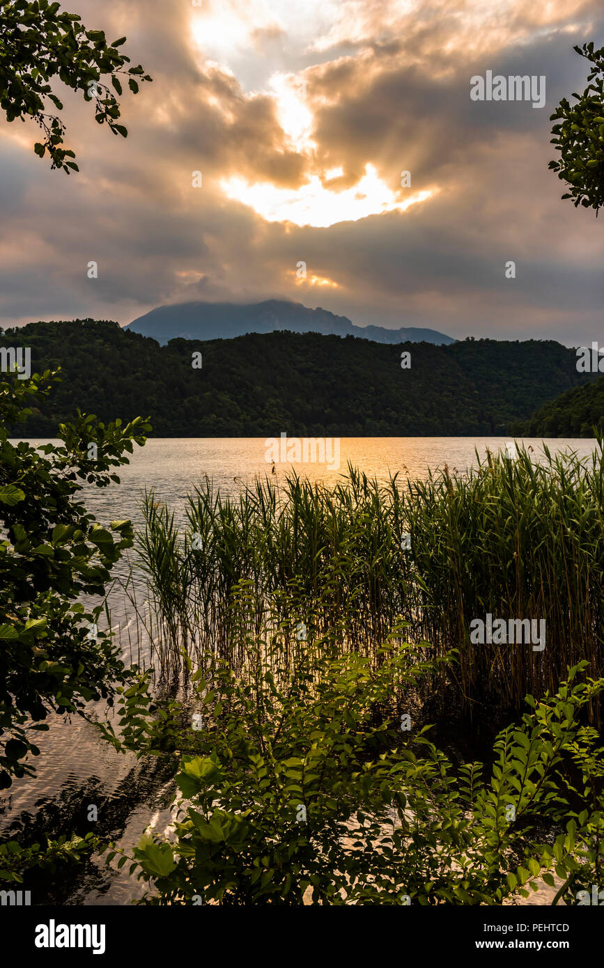 Puesta de sol sobre el lago en Levico Terme, Trentino, Italia Foto de stock