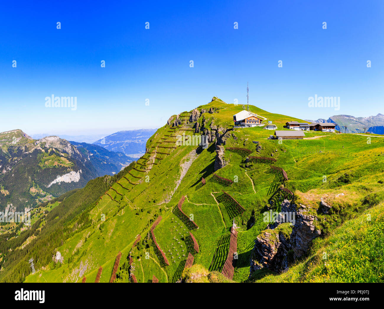 Por encima de la estación de teleférico Maennlichen Wengen y del valle de Lauterbrunnen, la región de Jungfrau y la ruta de acceso a la Royal View, en el Oberland bernés en Suiza Foto de stock