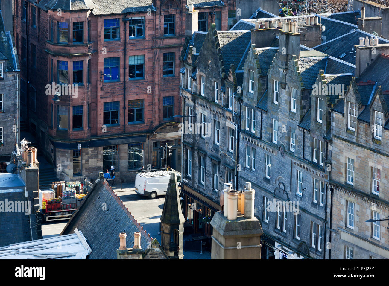 Calle con apartamentos en el casco antiguo de Edimburgo Foto de stock