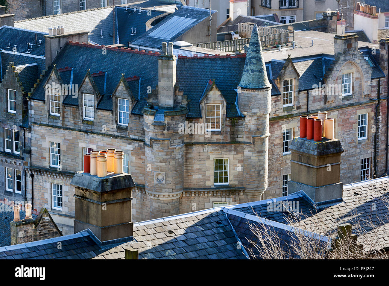 Las chimeneas sobre un techo en el casco antiguo de Edimburgo Foto de stock