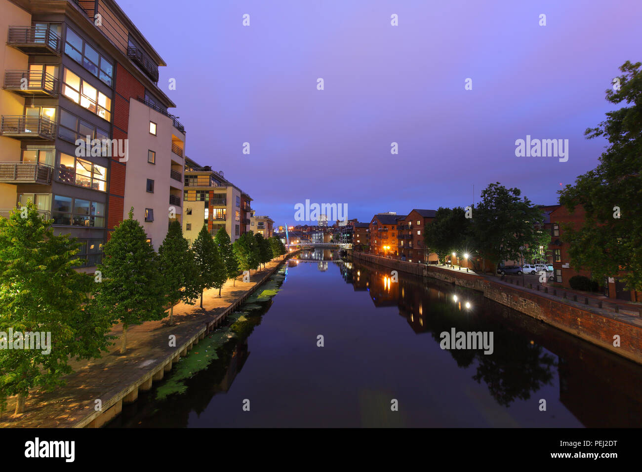 La vista mirando hacia el Brewery Wharf en Leeds por la noche desde Crown Point Bridge Foto de stock