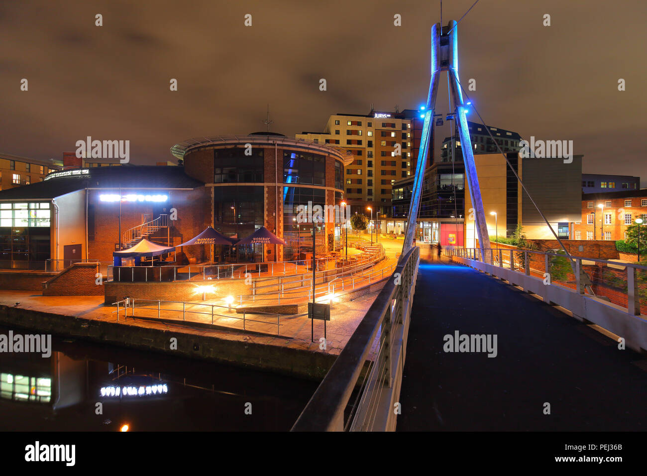Centenario puente que cruza el Canal de Leeds a Liverpool en el Brewery Wharf en el centro de la ciudad de Leeds, Foto de stock