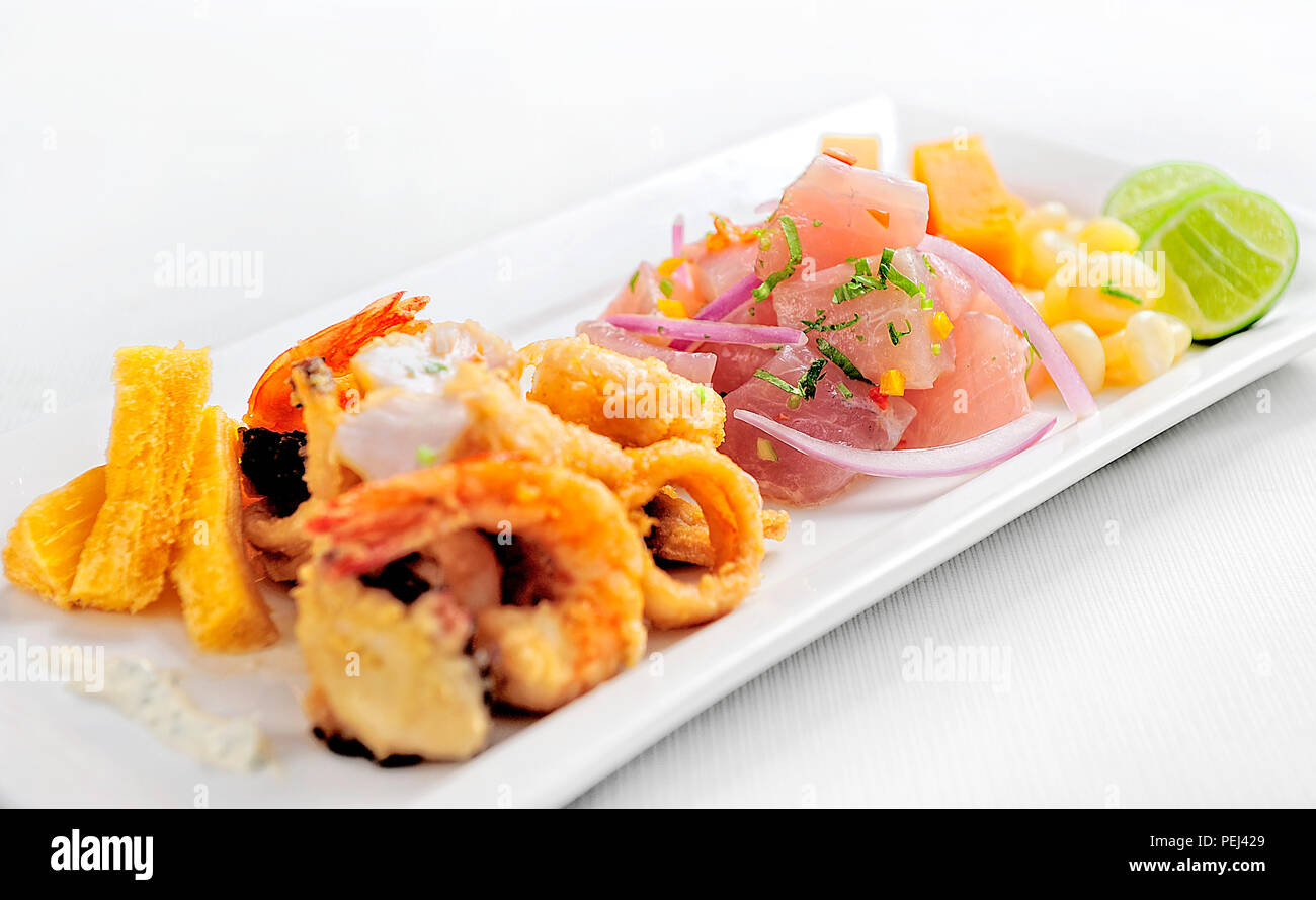 Comida Peruana: chicharrones de pescado con ceviche cebiche Fotografía