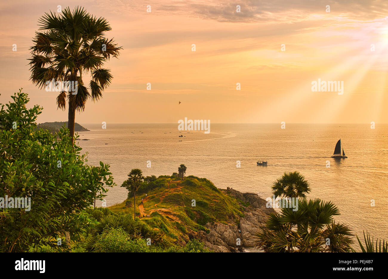 Cape Phromthep es un famoso punto de vista de la puesta de sol en Phuket, senderismo y un punto para los residentes locales. También es un paraíso para el fotógrafo. Foto de stock