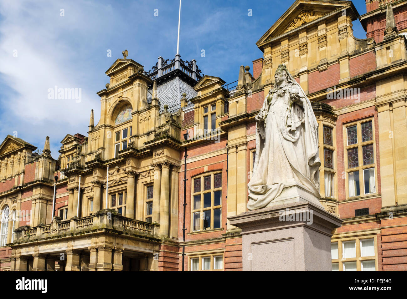 La estatua de la reina Victoria fuera del edificio del Ayuntamiento. En Leamington Spa, Warwickshire, West Midlands, Inglaterra, Reino Unido, Gran Bretaña Foto de stock