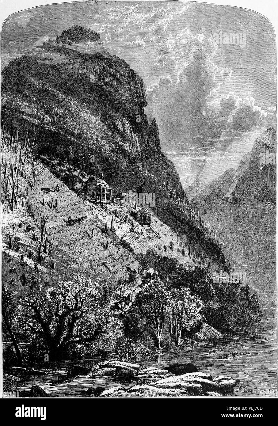 Impresión en blanco y negro vintage de varios caballos, carretas cubiertas ahuyentando a una granja situada en las escarpadas orillas del río amplio francés, con montañas de fondo, ubicado en Carolina del Norte, EE.UU., publicado en William Cullen Bryant volumen editado 'pintoresco latina; o, la tierra en que vivimos", 1872. Cortesía de Internet Archive. () Foto de stock