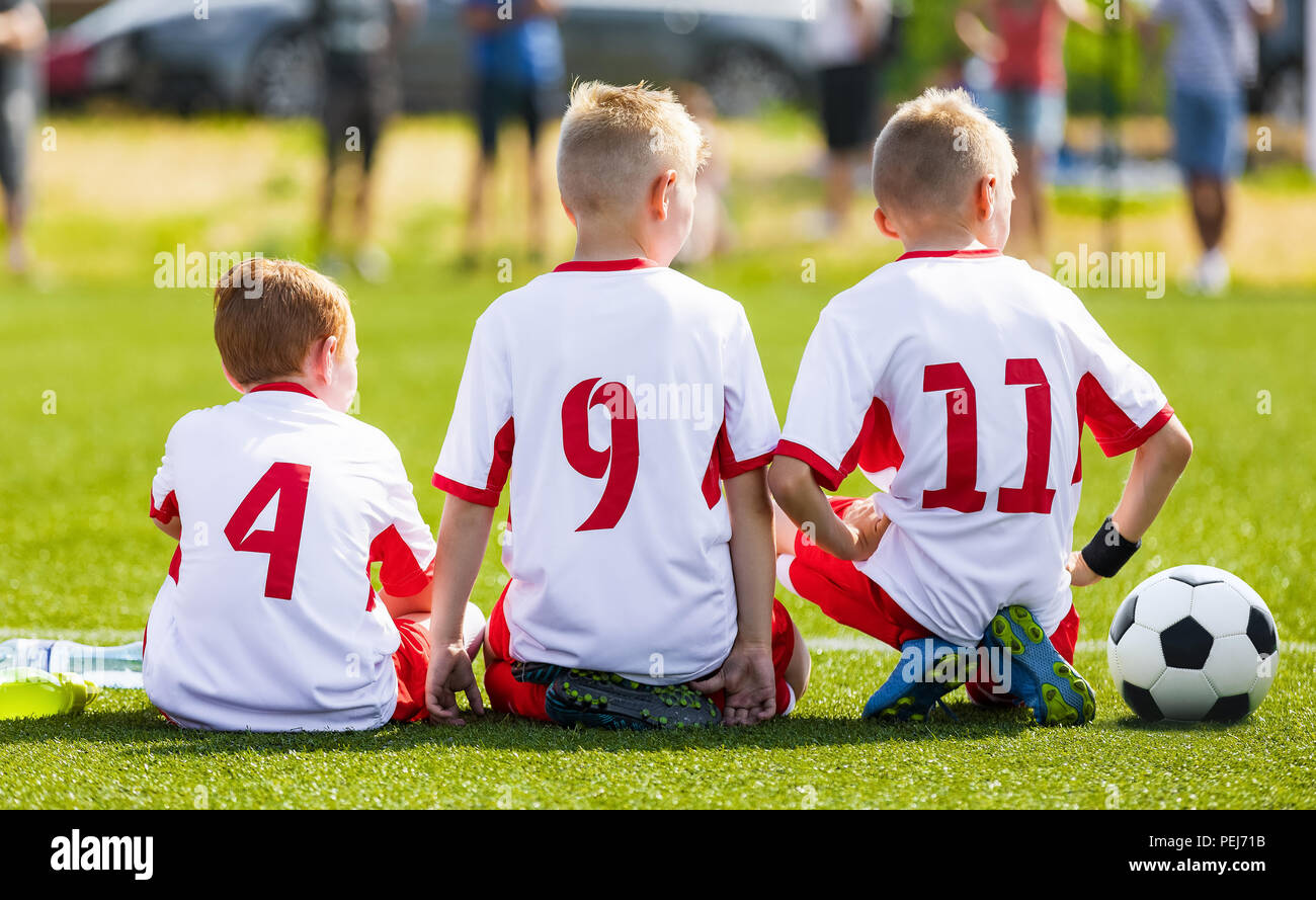 Juego de fútbol para los niños. Los niños sustituye los jugadores sentados  en un banco. Deportes torneo de fútbol para jóvenes Fotografía de stock -  Alamy