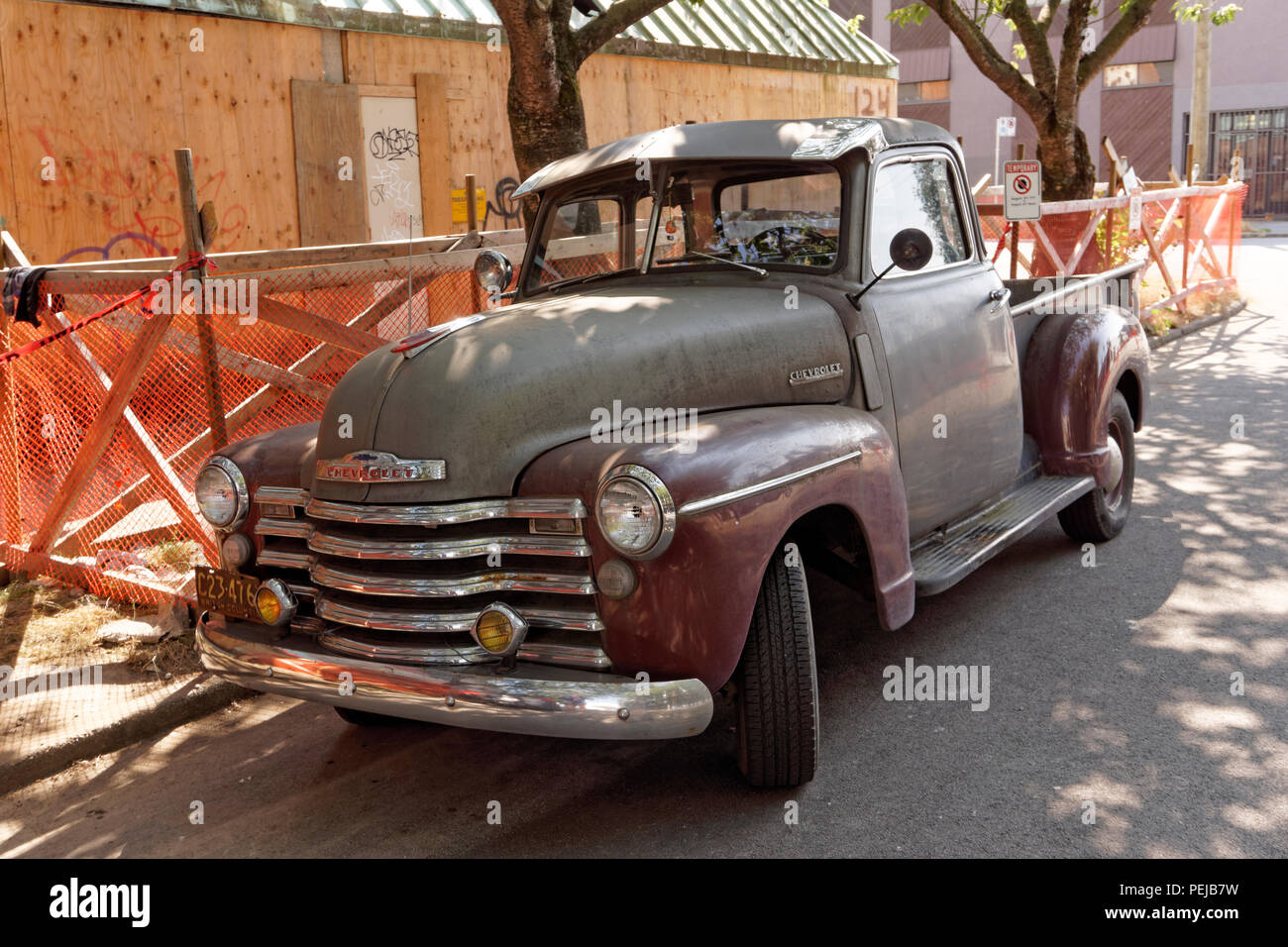 1950 Chevrolet camioneta estacionada en una calle de Vancouver, BC, Canadá Foto de stock